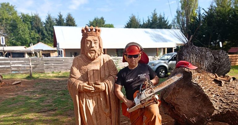 Las figuras del pesebre fueron elaboradas por el artesano local Marcelo Lumán. Foto: Municipalidad de Coihueco.