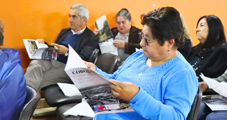 En el cierre de proyecto, entregaron ejemplares impresos de la revista. Foto: Segegob Ñuble.