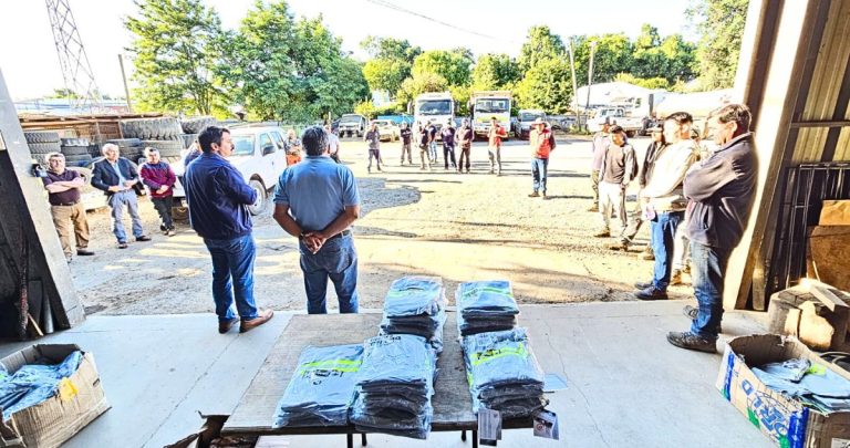 La medida busca reducir los riesgos laborales asociados a la exposición solar durante la temporada de verano. Foto: Municipalidad de El Carmen