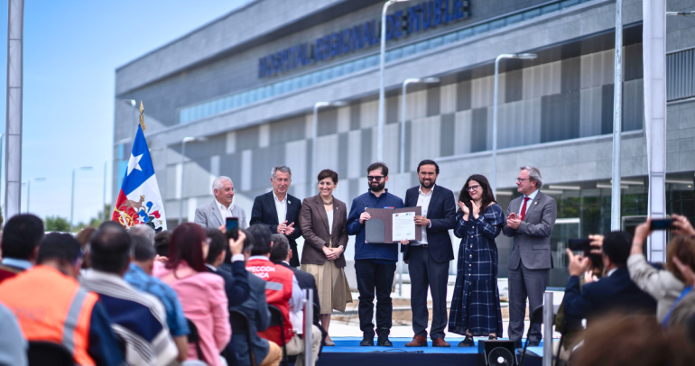 El mandatario y autoridades, tras la firma de un convenio de salud. Al fondo, el hospital. Foto: Presidencia.