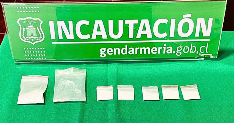 La droga estaba distribuida en siete bolsas de nylon ocultas en unas zapatillas. Foto: Gendarmería