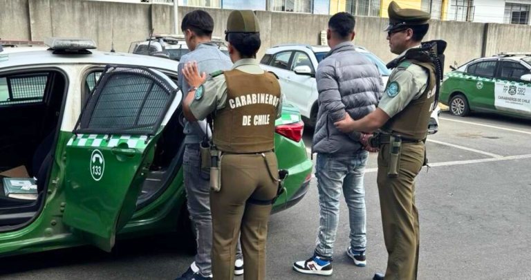 Dos de los tres detenidos. Foto: Carabineros.