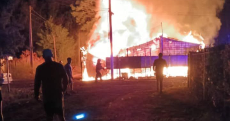 La casa durante el incendio. Foto: FB Wilson Ponce.