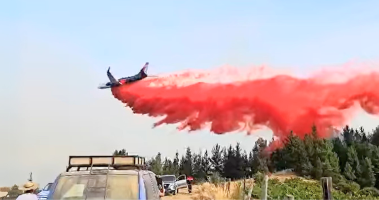 Por aire y tierra combaten las llamas. Foto: Juan Salvador Ramírez.