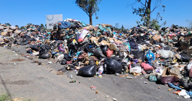 Así quedó la ruta al lado del relleno. Foto: Municipalidad de Coihueco.