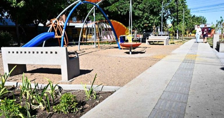 El nuevo parque incluye áreas verdes, juegos infantiles, iluminación peatonal y barreras para impedir el acceso vehicular. Foto: Yerson Soto