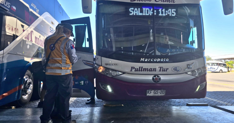 Un bus siendo fiscalizado en el María Teresa. Foto: MTT.