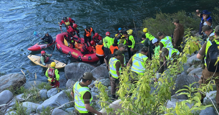 Así fue el rescate del segundo joven hallado. Foto: Carabineros Ñuble.