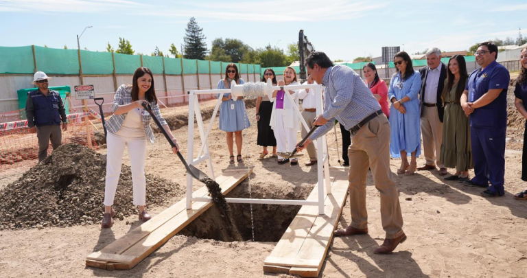 La directora del Servicio de Salud y el alcalde de San Carlos poniendo la primera piedra. Foto: Municipio