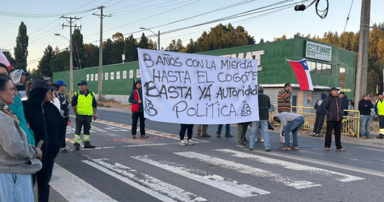 "Baños con la mierda hasta el cogote" se lee en uno de los lienzos. Foto: Gonzalo Llanos.