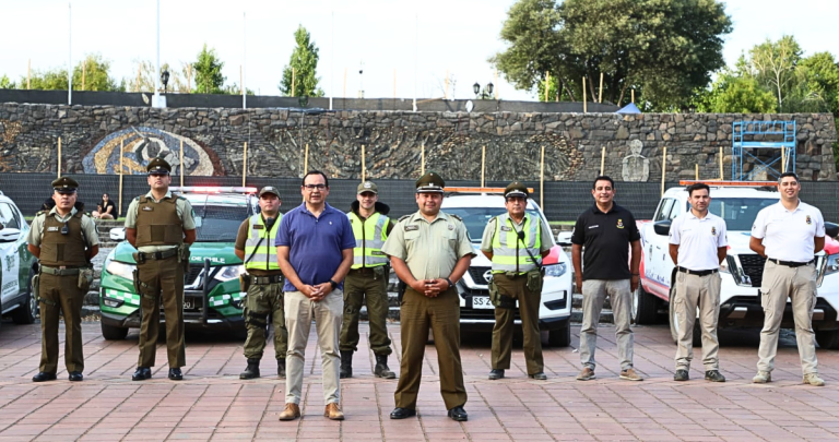 El alcalde de Ch. Viejo rodeado de Carabineros y funcionarios de seguridad. Foto: Municipio.