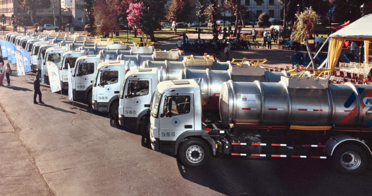 Los camiones llegaron a la Plaza de Chillán. Foto: GORE.