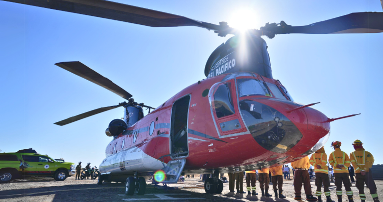 El helicóptero Chinook llegó hasta Ñuble para combatir los incendios forestales de la zona sur.