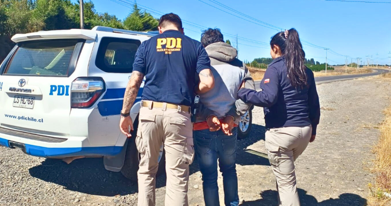 El imputado por el femicidio siendo detenido en Yungay. Foto: PDI.