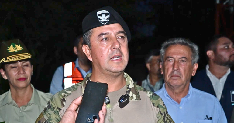 El teniente coronel Farías, del Regimiento de Chillán, entregando declaraciones a la prensa. Foto: DPR.