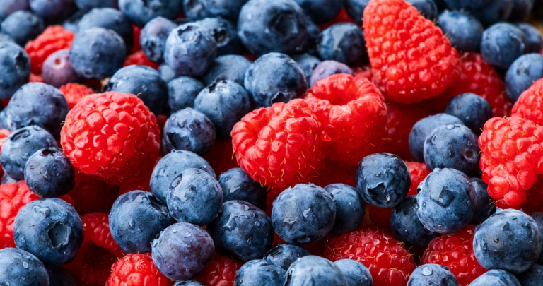 Frambuesas y arándanos, conocidos como berries. Foto: Pixabay