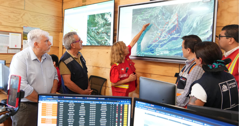 La Directora Nacional de Conaf apuntando al mapa en un puesto de operaciones. Foto: DPR.