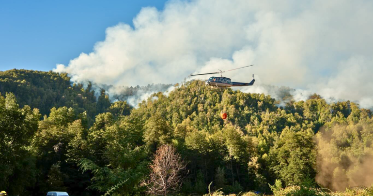 Por aire y tierra combaten las llamas las brigadas de Conaf. Foto: GORE.