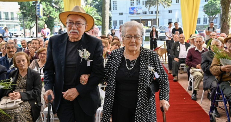 Matrimonios celebrando bodas de oro en 2024. Foto: Municipio.