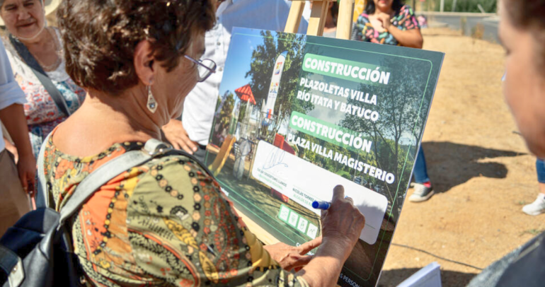 Una dirigenta vecinal firmando uno de los proyectos. Foto: GORE Ñuble.