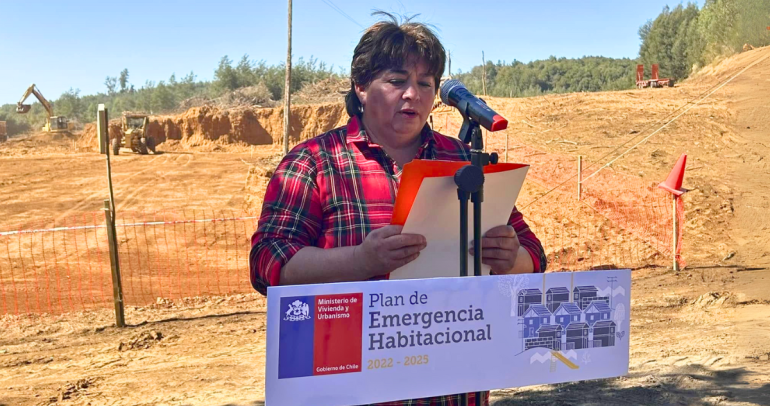 Norma Saavedra, presidenta del comité, habló en la ceremonia. Foto: Municipio.