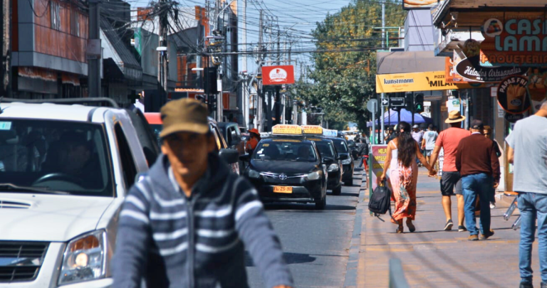 La calle Serrano es la más transitada de San Carlos, y la que genera más congestión. Foto: Municipio.