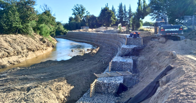 Obras para evitar desbordes en un río. Foto: MOP Ñuble.