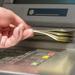 Retiro de dinero desde un cajero automático. Fotografía referencial: Canva.