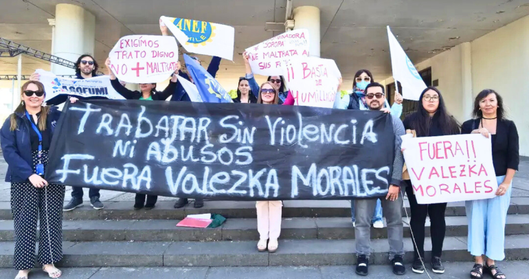 Con lienzos y pancartas se manifestaron frente a la Delegación Presidencial. Foto: ANEF.