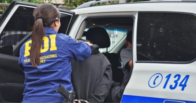 Mujer detenida ingresando a vehículo de la PDI. Fotografía referencial.