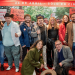 El elenco de la cinta y su director junto a autoridades. Foto: GORE Ñuble.