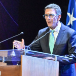 El alcalde de Chillán, Camilo Benavente, en la cuenta pública de abril de 2025. Foto: Municipio.