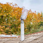 Chimenea humeando. Fotografía de contexto: Seremi del Medio Ambiente Ñuble.