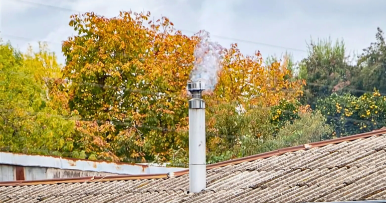Chimenea humeando. Fotografía de contexto: Seremi del Medio Ambiente Ñuble.