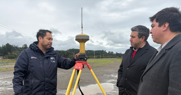 visita realizada por autoridades al terreno fiscal donde se espera construir la futura Alcaldía de Puerto de Ñuble, en la comuna de Cobquecura.