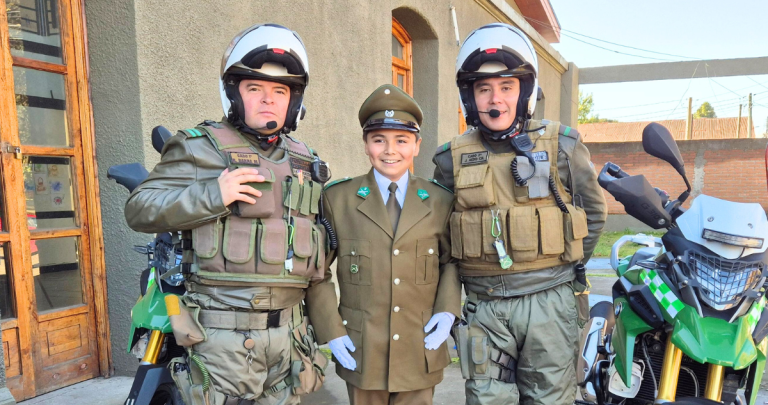 Al medio, el nuevo carabinero honorario de Pinto. Foto: Carabineros.