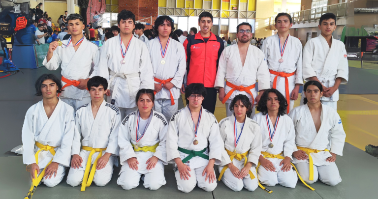 Los seleccionados y sus medallas. Foto: IND.