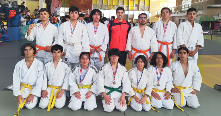 Los seleccionados y sus medallas. Foto: IND.