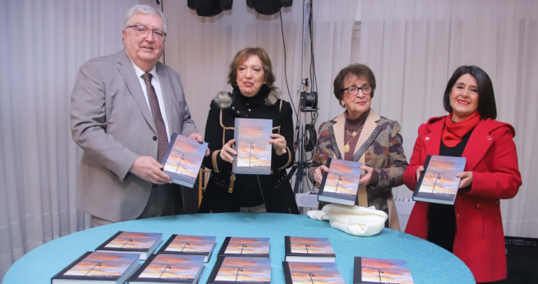 Los 13 tomos presentados. A la izquierda, Ciro Larroucau. Foto: Cedida.