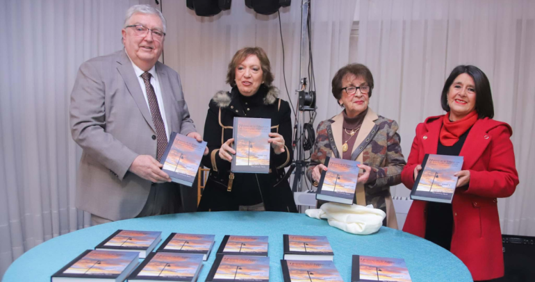 Los 13 tomos presentados. A la izquierda, Ciro Larroucau. Foto: Cedida.