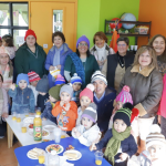 Agrupación de mujeres tejedoras junto a la comunidad del Jardín Infantil Rucapequén. Foto: Municipio.