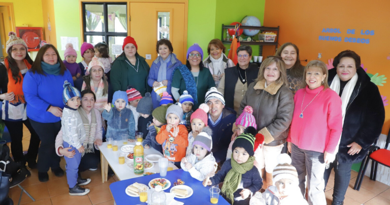 Agrupación de mujeres tejedoras junto a la comunidad del Jardín Infantil Rucapequén. Foto: Municipio.