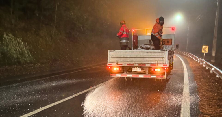Trabajadores esparciendo sal y cloruro de magnesio. Foto: MOP.