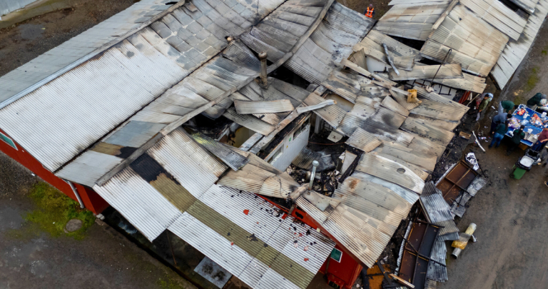 Así quedó la fábrica de cecinas tras el incendio. Foto: GORE Ñuble
