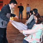 Un funcionario mostrando los planos a vecinas del sector. Foto: Municipio.