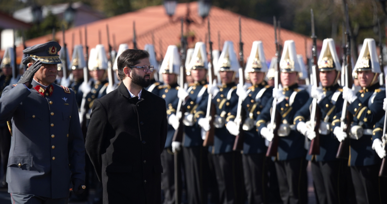 Gabriel Boric en el desfile de conmemoración al natalicio Bernardo O'Higgins en Chillán Viejo.