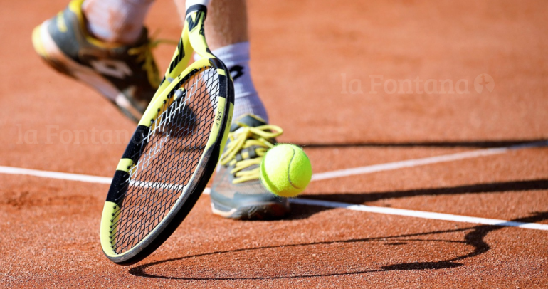 Jugador de tenis en cancha de arcilla. Foto referencial: Pixabay.