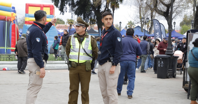 En la foto, fiscalizaciones entre Carabineros y Seguridad Municipal en un evento al aire libre. Foto: Municipio.