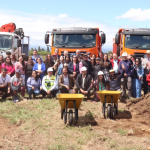 Camiones, carretillas y autoridades posaron para la foto junto a vecinos. Foto: Minvu.