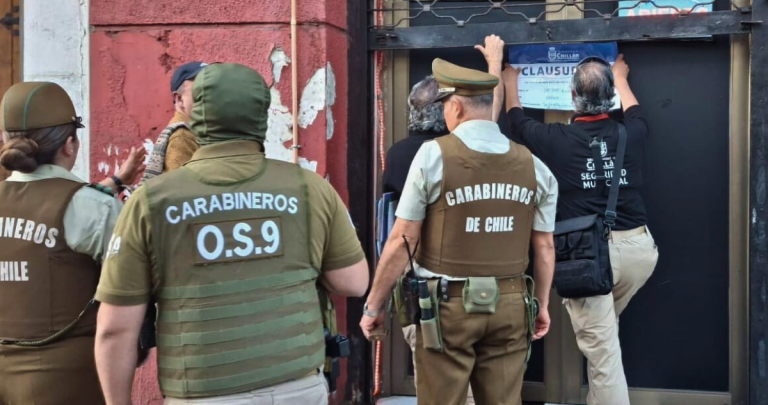 Carabineros y Seguridad municipal clausurando un local. Foto: Carabineros Ñuble.
